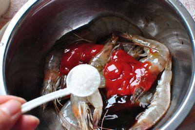 塔吉微波口味虾,<a style='color:red;display:inline-block;' href='/shicai/ 293'>基围虾</a>，开背去虾线，剪去虾头和虾尾尖刺，还有虾须也一并剪掉；<a style='color:red;display:inline-block;' href='/shicai/ 894'>黄酒</a>1勺、<a style='color:red;display:inline-block;' href='/shicai/ 788'>生抽</a>1勺、<a style='color:red;display:inline-block;' href='/shicai/ 721'>蚝油</a>一勺、<a style='color:red;display:inline-block;' href='/shicai/ 699'>番茄酱</a>2少、<a style='color:red;display:inline-block;' href='/shicai/ 3729'>白糖</a>一小勺，腌制一小时