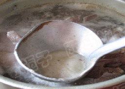 麻辣猪心,将洗净的猪心 焯水,焯水后放入汤锅,加入清水,大火煮开,撇去血沫