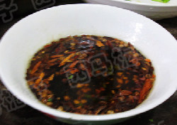 麻辣猪心,锅中注入油,下入麻椒和辣椒碎小火煸炒出红油,趁热倒入料汁中,成麻辣料汁。