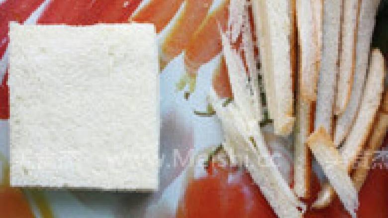 金枪鱼煎蛋三明治,将面包切去边缘,只留白色的正方形。