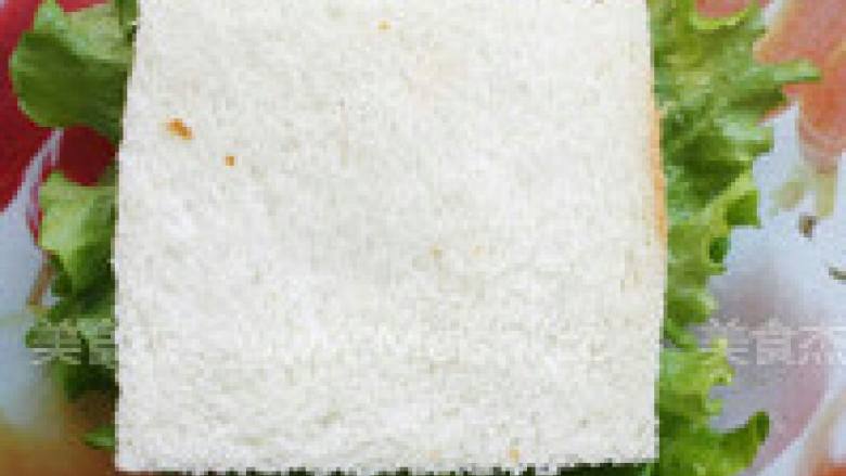 金枪鱼煎蛋三明治,用另一片面包后盖,轻轻地按压,使之更加压实些。