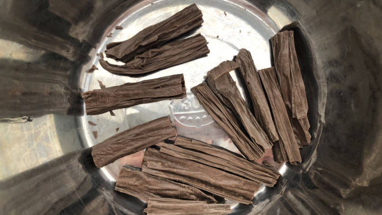 腐竹炒虾仁,拜成小段,提前用水浸泡。