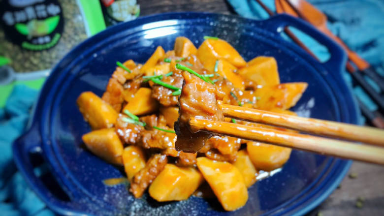 牛肉炖芋头,出锅装入盘中,上桌即可食用