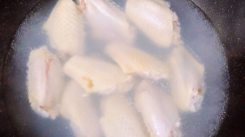 蜂蜜鸡翅,锅中烧开水,放入<a style='color:red;display:inline-block;' href='/shicai/ 4983'>鸡翅中</a>煮去血水,捞出洗净待用。