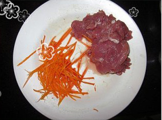 锅包肉,<a style='color:red;display:inline-block;' href='/shicai/ 11224'>猪里脊</a>垂直肌肉纹理下刀，切成薄片，<a style='color:red;display:inline-block;' href='/shicai/ 25'>胡萝卜</a>去皮切成细丝备用