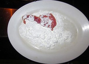 锅包肉,将肉片一片一片放入干淀粉中,让两面都均匀的粘上淀粉