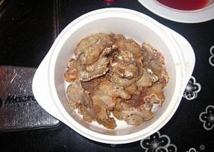 锅包肉,锅内放入足够的油,加热至5成热左右,调成中火,逐片放入里脊片炸至硬挺,捞出控干,将炉火调大,待油微滚时,重新放入肉片复炸,炸至金黄色捞出控干,这样可以使肉片外皮更加酥脆
