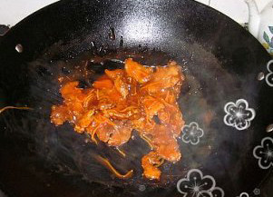 锅包肉,锅内留底油,加热后放入胡萝卜丝炒出香味,再倒入酱汁,烧沸后调入适量的水淀粉调成清亮微稠的调味汁,放入事先炸好的肉片迅速翻炒,裹上汤汁即可出锅