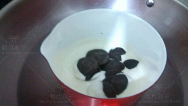 巧克力淋面蛋糕,将黑巧克力切成小块,与动物性淡奶油混合.