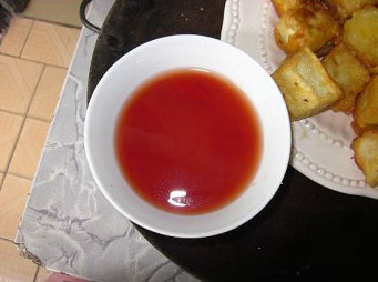 菠萝咕噜豆腐,取一碗，放入适量的<a style='color:red;display:inline-block;' href='/shicai/ 699'>番茄酱</a>、<a style='color:red;display:inline-block;' href='/shicai/ 10588'>糖</a>、盐、<a style='color:red;display:inline-block;' href='/shicai/ 156925'>水</a>和淀粉，搅拌均匀成汁