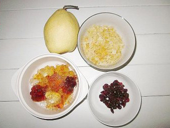 桃胶银耳雪梨羹 ,<a style='color:red;display:inline-block;' href='/shicai/ 232'>银耳</a>用清水泡20分钟变软后，用手掰成小朵。<a style='color:red;display:inline-block;' href='/shicai/ 2111'>雪梨</a>去皮切丁备用