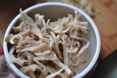 沙茶姬菇肉沫炒饭,<a style='color:red;display:inline-block;' href='/shicai/ 2947'>姬菇</a>清洗干净,挤干多余水分。手撕成小细条条