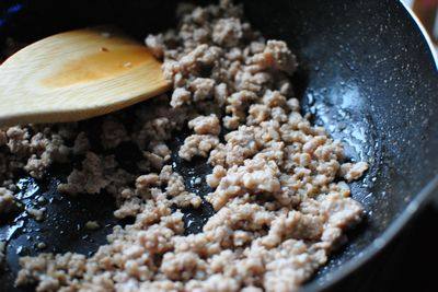 沙茶姬菇肉沫炒饭,锅中少油,倒入肉沫,煸炒变色