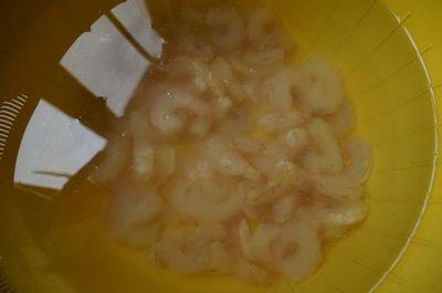 黑椒汁虾仁意面,虾仁泡水解冻
