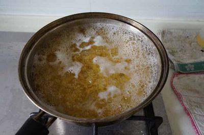 黑椒汁虾仁意面,锅中凉水烧开，放入<a style='color:red;display:inline-block;' href='/shicai/ 5030'>意面</a>，加入少许盐。煮约8分钟