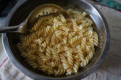 黑椒汁虾仁意面,意面煮好后捞起，沥水泡入凉水中。此时炉火不用关