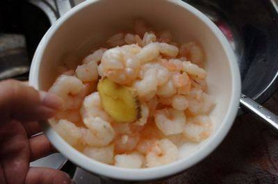 黑椒汁虾仁意面,捞起虾仁，沥干水份，把姜片挑出丢掉