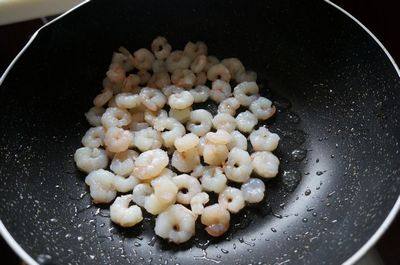 黑椒汁虾仁意面,加入黑椒汁4大勺，倒入玉米青豆胡萝卜粒！继续翻炒均匀。加入少量水煮开！关火