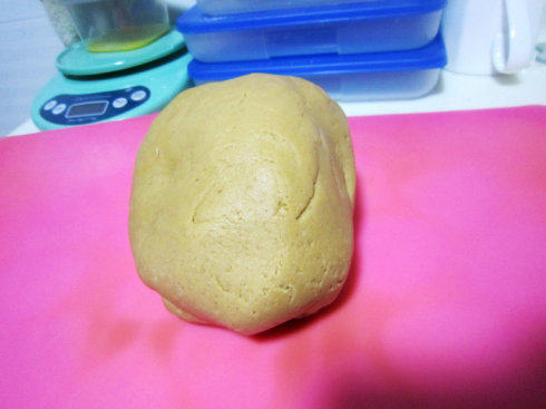 欢乐糖霜小姜饼,将制作姜饼的所有材料混合揉匀,揉成表面光滑的面团,揉好的面团用保鲜袋装好,冰箱冷藏1个小时