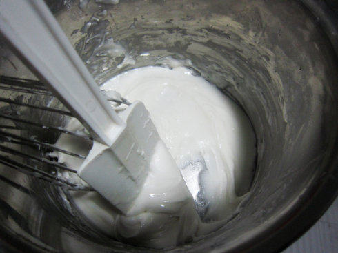 欢乐糖霜小姜饼,蛋白和糖粉混合打发,加入白醋,用手动打蛋器和刮刀搅均匀成为蛋白糖霜,做好的糖霜,浓稠度根据需要,添加少许白醋自由调整