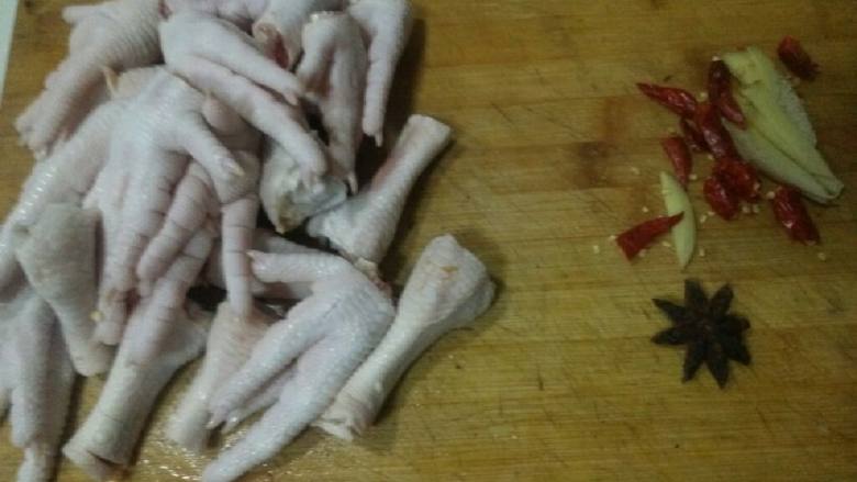 红烧鸡爪,把鸡爪对半切！也可以买的时候让老板切