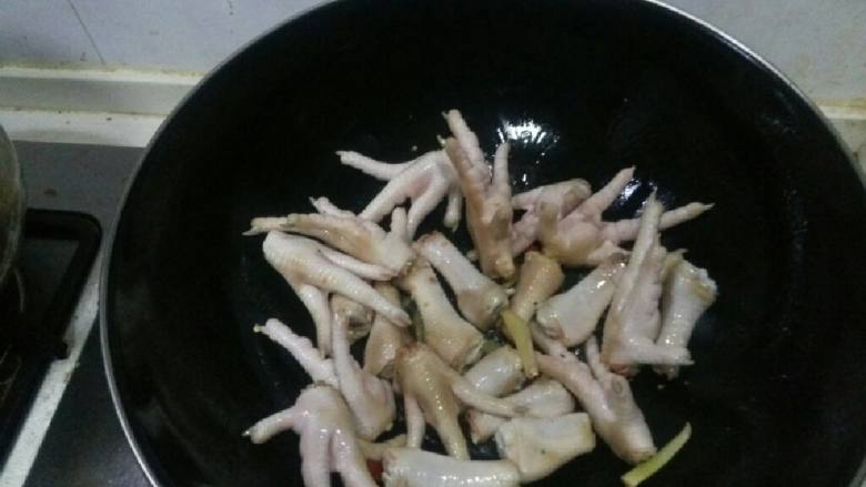 红烧鸡爪,起油，把生<a style='color:red;display:inline-block;' href='/shicai/ 37'>姜</a>，<a style='color:red;display:inline-block;' href='/shicai/ 86474'>干辣椒</a>下锅背香，把鸡爪下锅一起炒变色