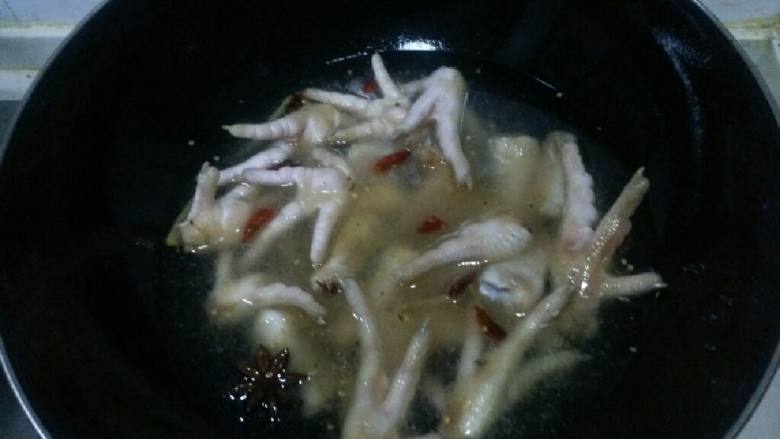 红烧鸡爪,加水，没过鸡爪