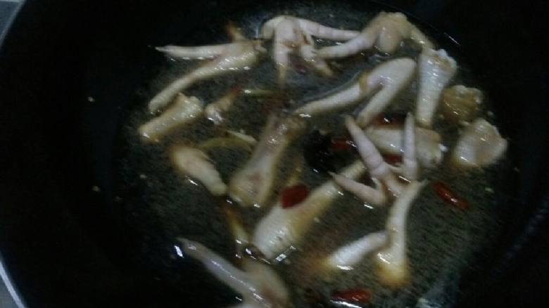 红烧鸡爪,加<a style='color:red;display:inline-block;' href='/shicai/ 692'>酱油</a>，<a style='color:red;display:inline-block;' href='/shicai/ 718'>料酒</a>，盐，<a style='color:red;display:inline-block;' href='/shicai/ 717'>味精</a>