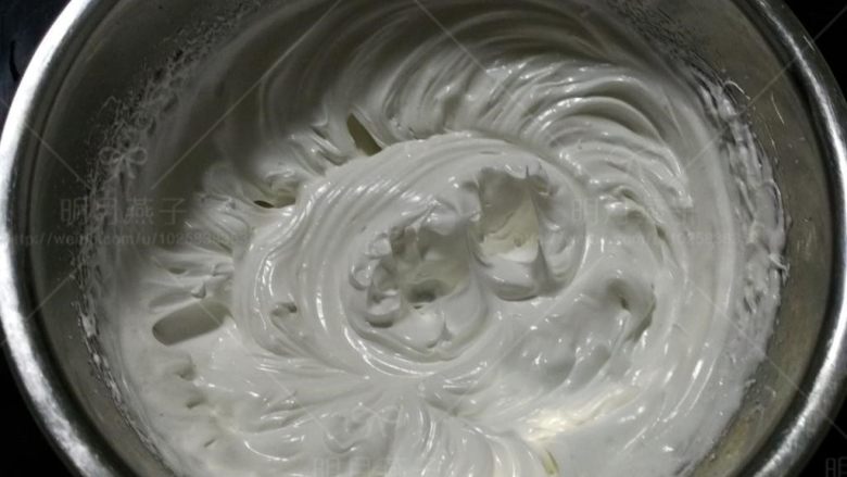 可可海绵杯子蛋糕, 糖分3次加入蛋清中,用电动打蛋器打至硬性发泡。