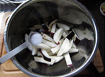 茄子豆角,茄子洗净,切成细条,加入少许盐,拌匀腌制片刻,下锅前挤去水分