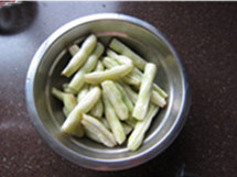茄子豆角,锅中入油,中小火煸炒刀豆;至刀豆变软,盛出备用;盛出的时候留下油脂