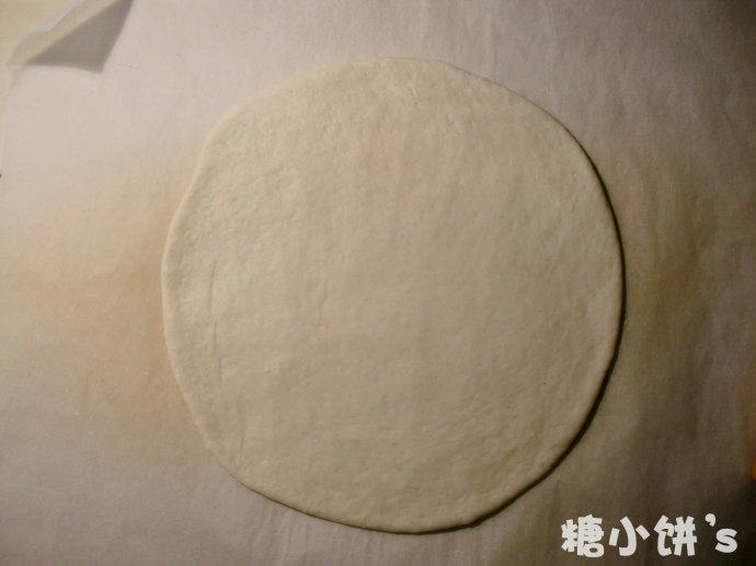 夏威夷披萨,面坯材料揉成面团后放冰箱过夜（或者室温一发），分成2份。排气揉成面团，醒10分钟，擀成厚约4MM的面饼