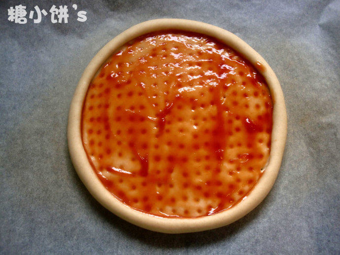 夏威夷披萨,边卷起来（想边厚的就多卷一点），底面戳一堆孔，刷上<a style='color:red;display:inline-block;' href='/shicai/ 699'>番茄酱</a>