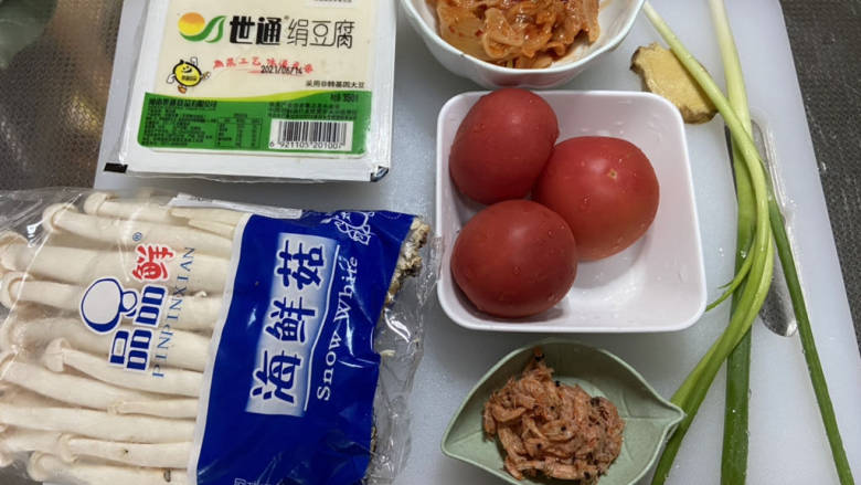 海鲜菇豆腐汤,食材合照：<a style='color:red;display:inline-block;' href='/shicai/ 2823'>海鲜菇</a>250g，绢豆腐一盒，<a style='color:red;display:inline-block;' href='/shicai/ 9232'>韩式泡菜</a>100g，<a style='color:red;display:inline-block;' href='/shicai/ 59'>番茄</a>250g，<a style='color:red;display:inline-block;' href='/shicai/ 37'>姜</a>一小块，<a style='color:red;display:inline-block;' href='/shicai/ 157'>小葱</a>一根，<a style='color:red;display:inline-block;' href='/shicai/ 288'>虾皮</a>一小撮