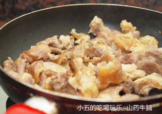 咖喱牛腩,锅中下油,将牛腩平铺在平底锅中,煎至变色