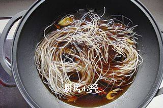 干捞粉,待锅中的汤汁,完全凉透后,再放入粉丝,泡足2-4小时入味