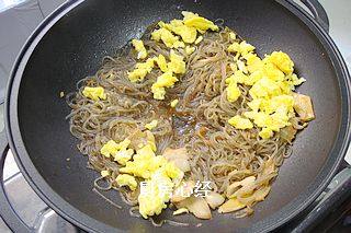 干捞粉,用筷子搅散后,放入<a style='color:red;display:inline-block;' href='/shicai/ 9'>鸡蛋</a>块