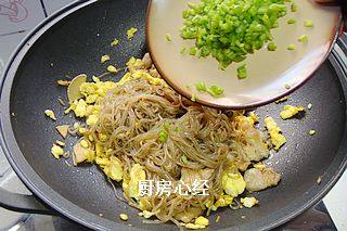 干捞粉,撒入尖椒粒,炒匀即可出锅了