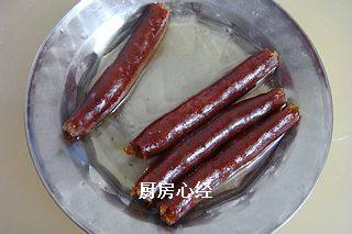 小米炒腊肉,将<a style='color:red;display:inline-block;' href='/shicai/ 4536'>腊肠</a>入蒸锅蒸制10分钟，可以除去部分油脂