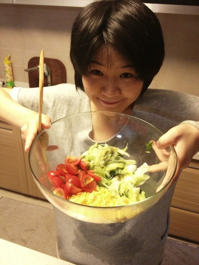 蔬菜墨鱼沙拉,<a style='color:red;display:inline-block;' href='/shicai/ 121'>生菜</a>、<a style='color:red;display:inline-block;' href='/shicai/ 111'>圆白菜</a>切好适合大小过水沥干备用，<a style='color:red;display:inline-block;' href='/shicai/ 63106'>墨鱼丸</a>煮熟切丁，小番茄切好，放入沙拉盆，加沙拉酱、白醋、橄榄油、白糖、少许盐