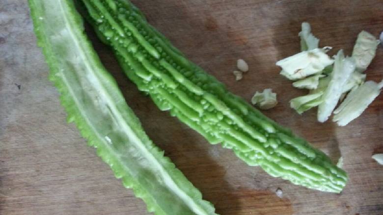 凉拌苦瓜,苦瓜中间剖开，去瓤