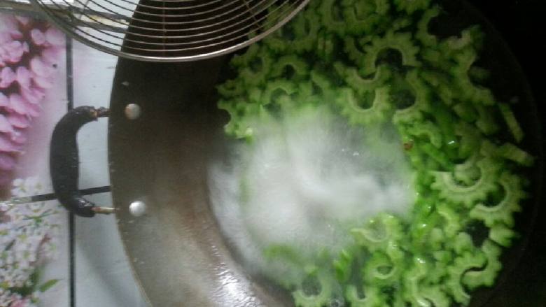 凉拌苦瓜,切成薄片，焯水