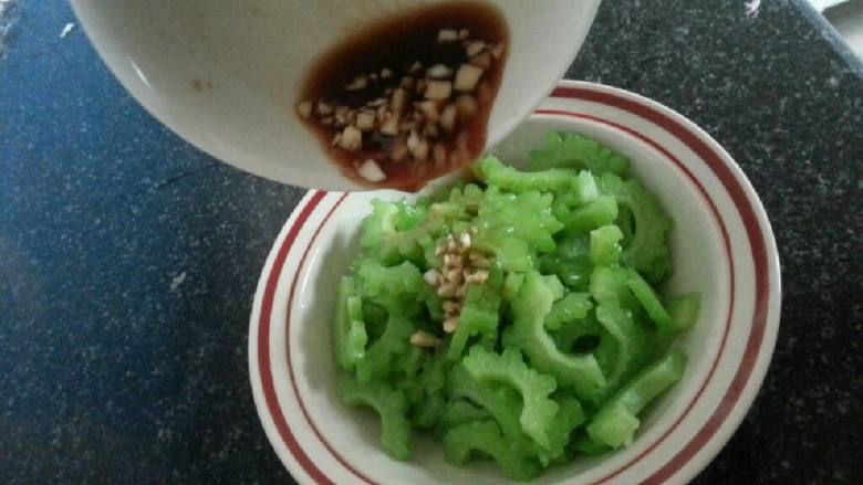 凉拌苦瓜,<a style='color:red;display:inline-block;' href='/shicai/ 788'>生抽</a>，醋，盐，凉菜调料，<a style='color:red;display:inline-block;' href='/shicai/ 3729'>白糖</a>，<a style='color:red;display:inline-block;' href='/shicai/ 847'>香油</a>调成汁，浇到苦瓜上