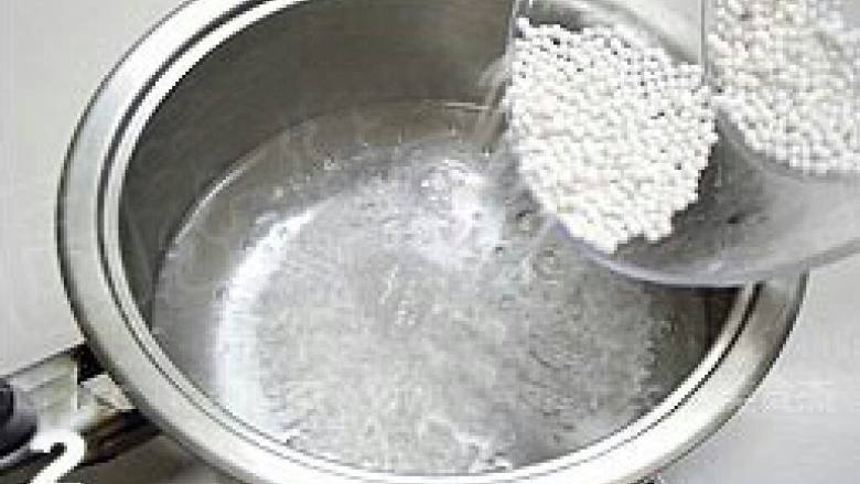 杨枝甘露,中途不时用锅铲搅拌锅底以免糊锅,煮15分钟后,可见西米已经变成透明色,但中心仍有白点。