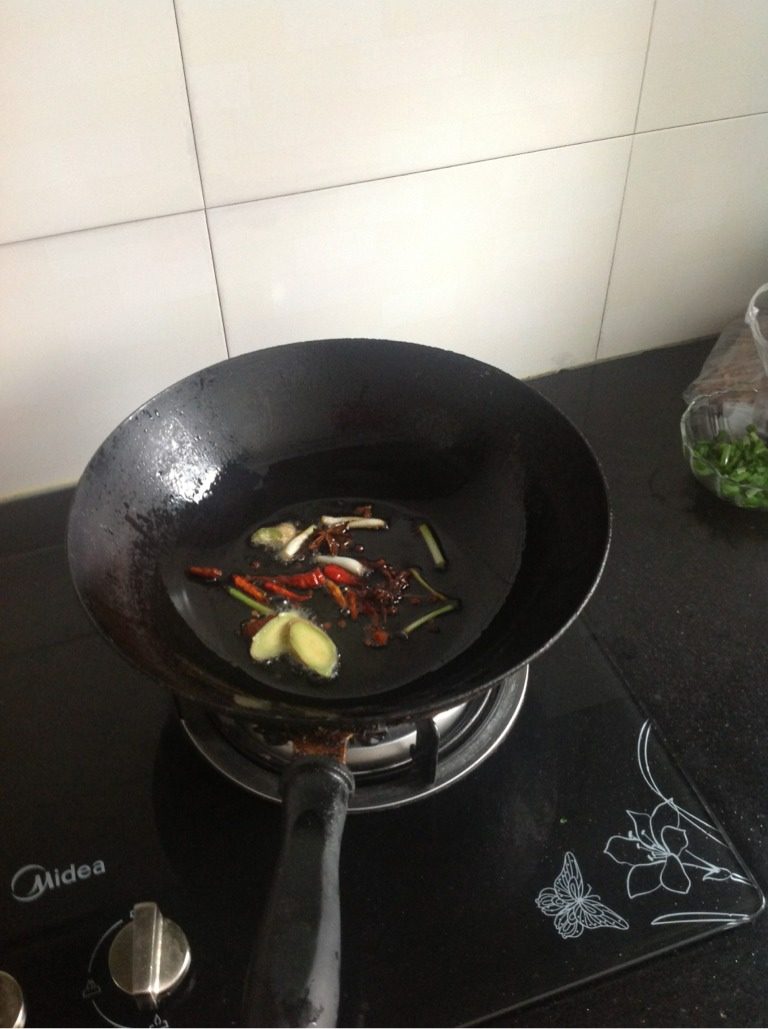啤酒鸭块,如图把各种调味料放锅里炒,炒出香味,记住,是热锅冷油的时候放入佐料炒,料理大师教的。。嘿嘿,然后放入沥干水的鸭块翻炒!
