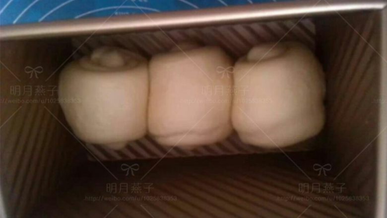 中种酸奶土司,依次做好其余二个,排入模具,发酵至八分满。