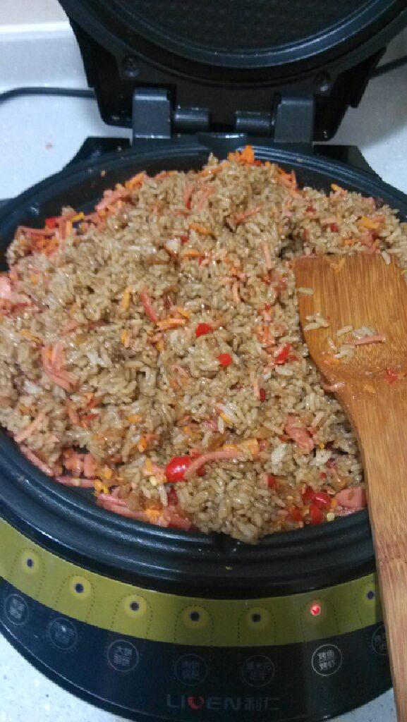 猫猫酱油炒饭,将米饭加入,翻炒。炒饭一定要干