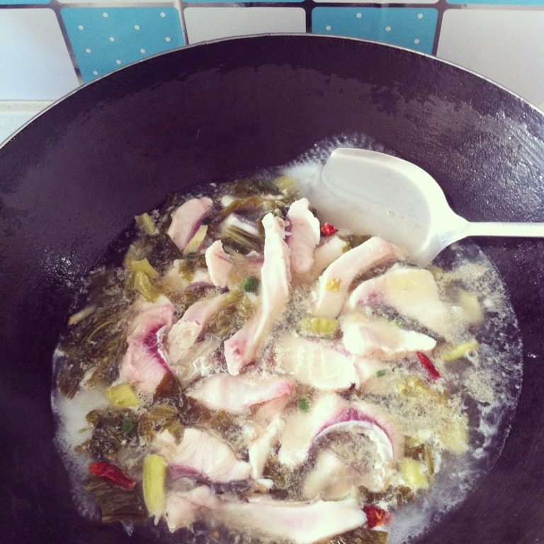 家庭版酸菜鱼,是阿，买草鱼切小片、拿蛋清跟盐，黄酒跟草鱼片调味先，锅里放油、加<a style='color:red;display:inline-block;' href='/shicai/ 6559'>蒜蓉</a>、姜丝，辣椒干、<a style='color:red;display:inline-block;' href='/shicai/ 3361'>酸菜</a>一起炒热加水滚开，放一些史云生浓汤、加鱼片滚两分钟即可、在撒上葱，如需要可以加豆瓣酱味道也不错。