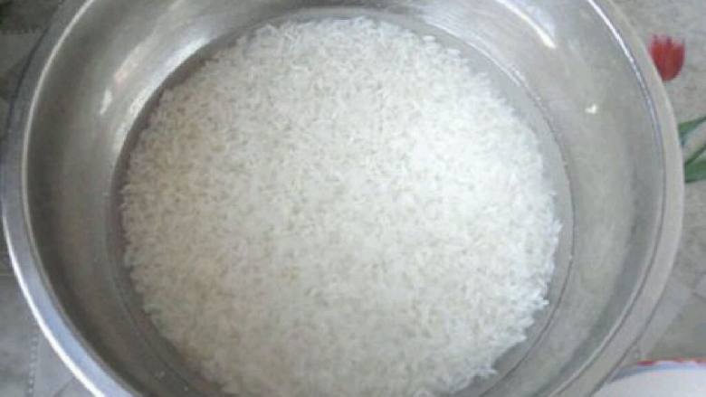 炸糍粑,糯米洗好,用温水浸泡一夜。
