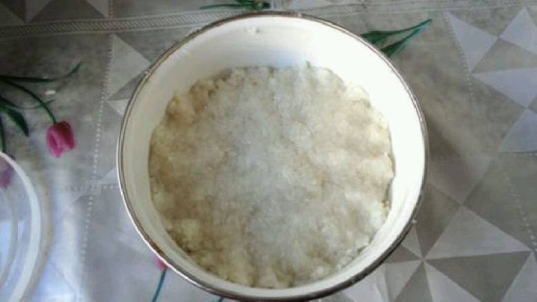 炸糍粑,放到容器中,放到冰箱里冷藏。
